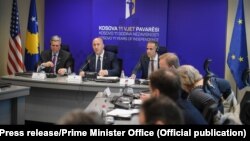 Kryeministri i Kosovës, Ramush Haradinaj, ambasadori amerikan, Philip Kosnett dhe disa zyrtarë tjerë të Qeverisë së Kosovës.