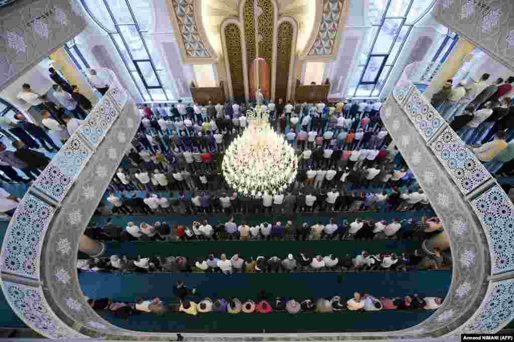 Musulmanlar Priştina yaqınlarındaki camide, Kosovo, 2021 senesi iyülniñ 20-si