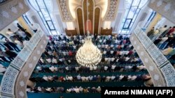 Fotografi arkivi e një ceremonie të faljes së Bajramit në Prishtinë.