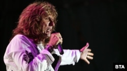Дейвид Ковърдейл на концерт в София. Юни 2003 г.