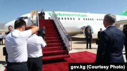 "Yssyk-Köl" halkara aeroportynda Berdimuhamedowy gyrgyz resmileri garşylaýar.