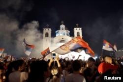 Pristalice prosrpskih i proruskih partija slave pobjedu na izborima 2020. ispred hrama SPC u Podgorici