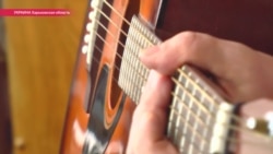 Как школьный учитель на Харьковщине учит детей с помощью гитары (видео)