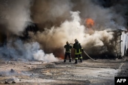 Рятувальники гасять пожежу, яка сталася після ракетного обстрілу в Одеській області вранці 26 серпня