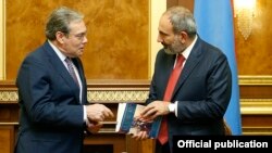 Armenia -- Prime Minister Nikol Pashinian (R) meets with Edward Sellers, interim chief executive of Lydian International, Yerevan, September 6, 2019.