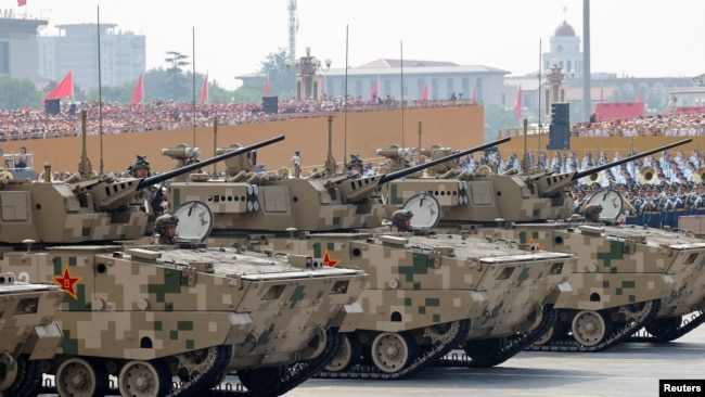 Членове на китайската армия в бронирани машини участват във военния парад по случай 80-годишнината от края на Втората световна война в Пекин, Китай, 3 септември 2025 г.