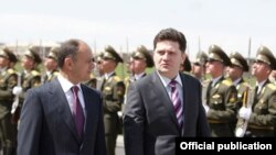 Armenia -- Defense Minister Seyran Ohanian (L) and his visiting Georgian counterpart, Bacho Akhalaia, inspect a military honor guard before talks in Yerevan, 18Apr2011.