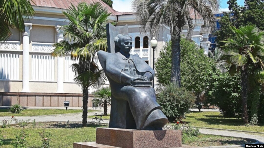 Дмитрий Гулия с особой любовью относился к грузинскому искусству и культуре. Bменно он перевел на абхазский язык произведения Шота Руставели, Ильи Чавчавадзе, Важа-Пшавела и других грузинских писателей