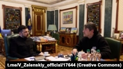 За словами Зеленського, під час зустрічі обговорювались можливості підтримки українських волонтерів