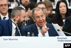 Міністр закордонних справ Росії Сергій Лавров у супроводі державного секретаря закордонних справ Сан-Марино Луки Беккарі під час засідання 31-го міністерського саміту ОБСЄ у Та'Калі, Мальта, 5 грудня 2024 року