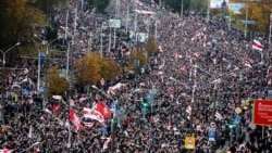 Рака людзей на вуліцы Машэрава ў Менску