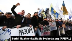 За оцінками поліцейських, в акціях взяли участь близько 8 тисяч людей