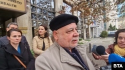 Председателят на Обществения съвет за Национална детска болница проф. Иван Литвиненко по време на брифинг пред здравното министерство, 6 ноември 2025 г.