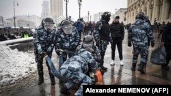 Полицейские задерживают человека во время протестов в Москве, 31 января 2021 года. Фото: AFP