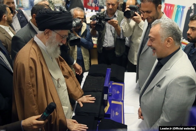 دانایی هوشیار (راست) مدیرعامل پیشین شرکت حجاب در جریان بازدید رهبر جمهوری اسلامی از غرفه این شرکت در نمایشگاه کالای ایرانی