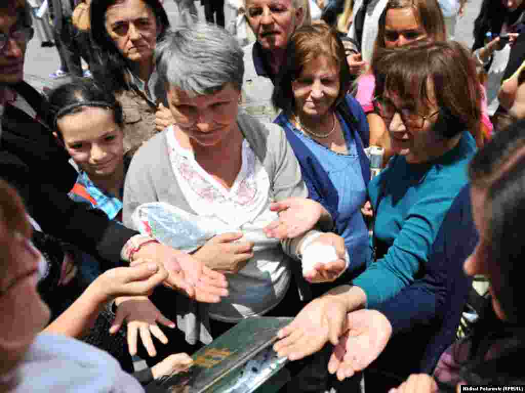 Podjela cvjetića građanima Sarajeva, kao simbol stradanja Bošnjaka tokom rata u BiH, 01.07.2011. Foto: RSE / Midhat Poturović 