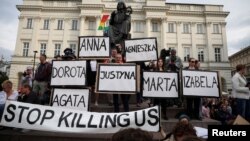 Protest u Varšavi, nakon što je trudnica umrla u bolnici u incidentu koji aktivisti kažu da su krivi poljski zakoni o abortusu, koji su jedni od najrestriktivnijih u Evropi, 14. juna 2023.