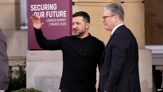 Starmer dhe Zelensky në samitin për Ukrainën në Londër më 2 mars 2025.