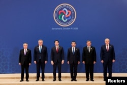 АҚШ мемлекеттік хатшысы Марко Рубио Орталық Азия елдері сыртқы істер министрлерімен естелік суретке түсті. Самарқан, Өзбекстан. 19 қазан 2026 жыл.