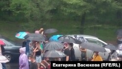 Нөшөрлөгөн жаанда акцияга чыккан Хабаровск шаарынын тургундары. 1-август, 2020-жыл.