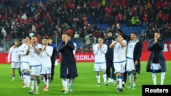 Lojëtarët e Kombëtares së Kosovës në futboll përshëndesin tifozët pas ndeshjes me Zvicrën. 18 nëntor 2023. 