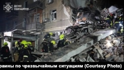 Рятувальники ДСНС України розбирають завали житлового будинку, по якому вдарила російська армія. Одеса, 27 січня 2026 року