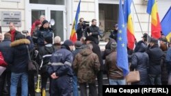 La un protest PAS și PPDA în fața sediului ANRE în martie 2018