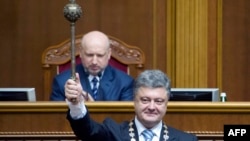 Петро Порошенко президенттик кызматка киришүү үчүн ант берип жатат. Киев, 7-июнь, 2014.