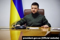 Ukrainanyň prezidenti Wolodymyr Zelenski, Moskwanyň öz ýurduna sebäpsiz goşun sürmegini wagtynda we ýeterlik derejede ýazgaryp bilmändigi üçin, BMG-ni tankyt etdi.