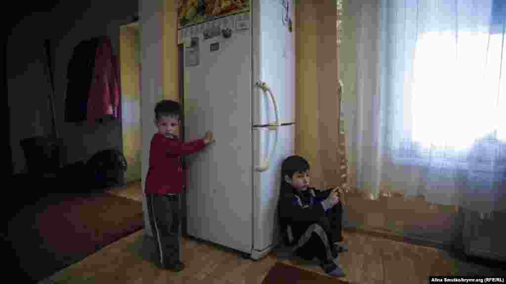 Племянники Рефата, старшие сыновья Ление, играют в кухне бабушкиного дома