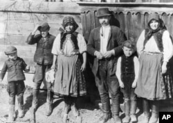 Закарпатські селяни-українці, прибульці до Ужгорода. Квітень 1939 року