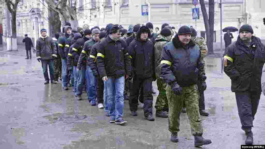 Підійшло кілька невеликих колон «ополченців» по 40 осіб. Групи складалися з молодих хлопців «ПТУшників», на чолі кожної колони – один-два міцних керівники, схожі на відставних кадрових військових