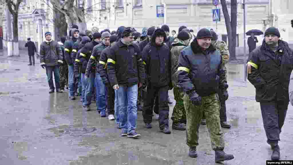 Підійшло кілька невеликих колон &laquo;ополченців&raquo; по 40 осіб. Групи складалися з молодих хлопців &laquo;ПТУшників&raquo;, на чолі кожної колони &ndash; один-два міцних керівники, схожі на відставних кадрових військових