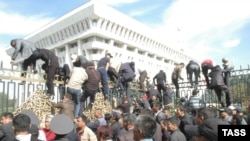 Митингующие прорываются к "Белому дому", Бишкек, 3 октября 2012 года.