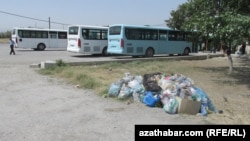 Aşgabatda ýoluň gyrasyna dökülen zir-zibilleriň üýşmegi