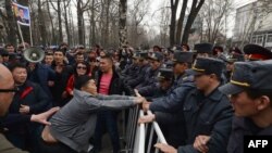 Митинг в поддержку экс-депутата ЖК Садыра Жапарова возле здания ГКНБ. Бишкек, 25 марта 2017 года.