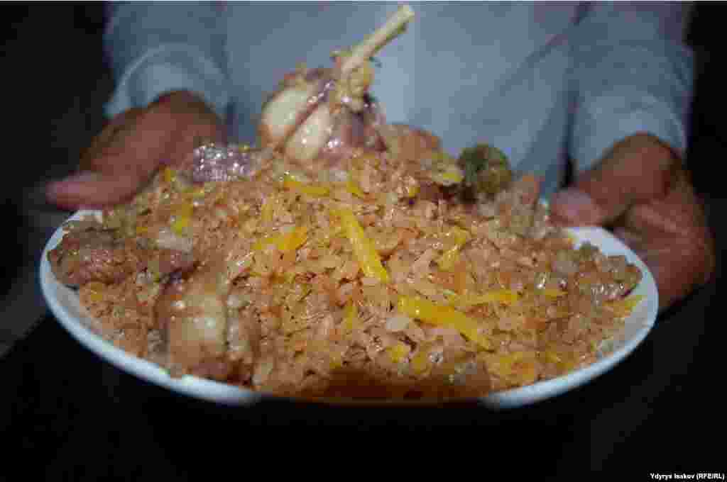 Сынактын катышуучулары ашын даамдуу кылуу үчүн колдон келген аракетин жасап атышты