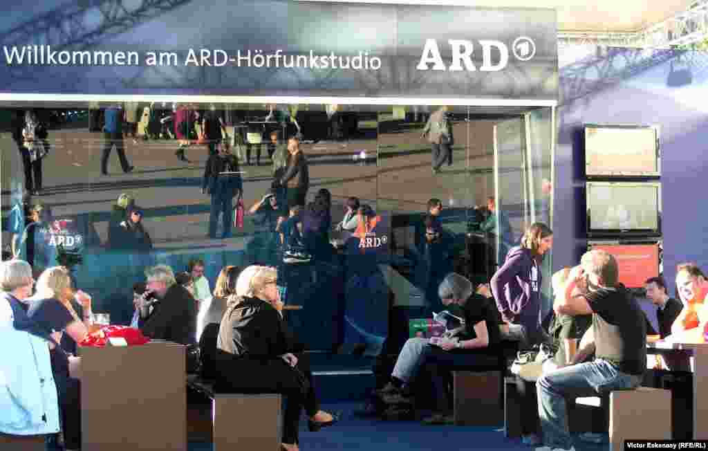 Ascultînd radioul live la soare... - Frankfurt Book Fair, ARD radio, 2010