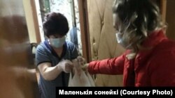 Валянтэры ініцыятывы "Маленькія сонейкі" дапамагаюць пажылым жыхарам Гомеля