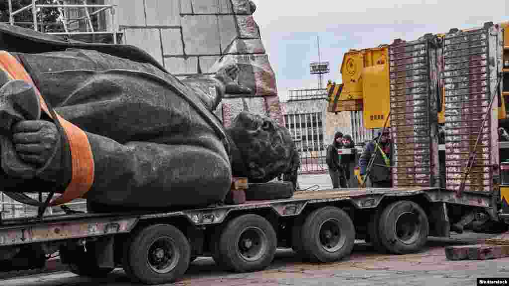 (&copy;Shutterstock) Демонтаж пам&#39;ятника Леніну у Запоріжжі. 17 березня 2016 року