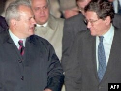 Slobodan Milošević (L) i Ričard Holbruk uoči početka pregovora u Dejtonu.