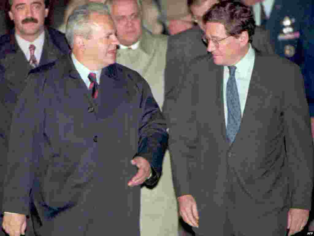 31 tetor 1995 - Presidenti i Serbisë, Sllobodan Millosheviq, është pritur nga ndihmësi i sekretarit amerikan të shtetit, Riçard Hollbruk, pas arritjes në bazën e forcave ajrore, Wright-Patterson, pranë Dejtonit, për të ndjekur bisedimet paqësore për Ballkanin. 