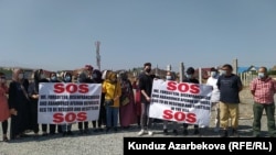 Беженцы из Афганистана во время акции перед зданием посольства США в Кыргызстане
