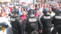 Demonstranti čekaju otvaranje Vijećnice