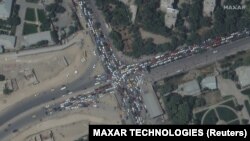 Trafic intens de mașini și înghesuială la Kabul, unde milițiile Taliban au preluat controlul, Afganistan, 16 august 2021.