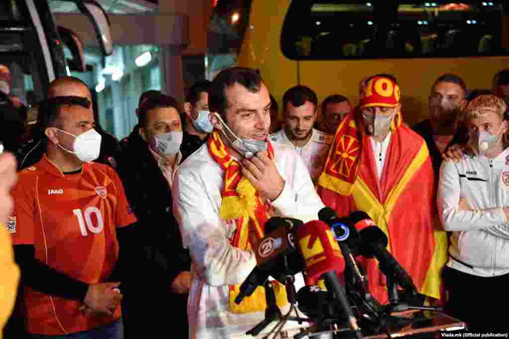 МАКЕДОНИЈА - Mакедонските фудбалски репрезентативци рано утрово преку граничниот премин Блаце пристигнаа во Скопје, откако, поради маглата на скопскиот аеродром, мораа да бидат пренасочени кон Приштина, па оттаму со автобус во Македонија. Тие вчера обезбедија историски пласман на фудбалското ЕПпо победата над грузија со 1:0.