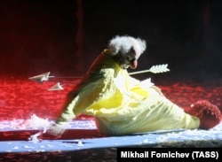 Слава Полунин в сцене из "Снежного шоу" в Театре оперетты