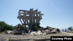Uništeni spomenik partizanima u Gornjem Vakufu, foto iz arhive