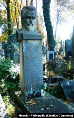 Пам'ятник на могилі Володимира Гнатюка на Личаківському цвинтарі у Львові