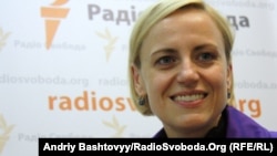 Лариса Мудрак – громадська діячка, медіаекспертка, публіцистка, багато років працювала в медіасфері, зокрема у 1993–2000 роках – на Радіо Свобода